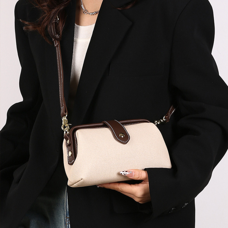 Paris Commute Niche Shoulder Bag